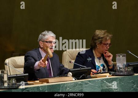 (160419) -- VEREINTEN NATIONEN, 19. April 2016 -- Präsident der 70. Tagung der Generalversammlung der Vereinten Nationen, Mogens Lykketoft (L), leitet die Sondersitzung der Generalversammlung zum Thema Weltdrogenproblem am 19. April 2016 im Hauptquartier der Vereinten NATIONEN in New York. Die UN-Generalversammlung hat am Dienstag eine dreitägige Sondersitzung zu globalen Drogenfragen eingeleitet, um zu erörtern, wie der Einsatz illegaler Suchtstoffe bekämpft werden kann. Der Präsident der UN-Generalversammlung, Myogen Lykketoft, sagte, dass die Bekämpfung des Drogenkonsums für die öffentliche Gesundheit, die Menschenrechte und die nachhaltige Entwicklung von entscheidender Bedeutung sei und eine gemeinsame Antwort sei Stockfoto