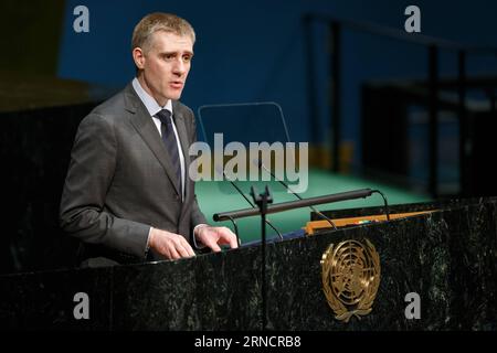 (160419) -- VEREINTEN NATIONEN, 19. April 2016 -- Igor Luksic, Montenegros stellvertretender Premierminister und Außenminister, spricht an die Sondertagung der Generalversammlung zum Thema Weltdrogenproblem im Hauptquartier der Vereinten Nationen in New York, 19. April 2016. Die UN-Generalversammlung hat am Dienstag eine dreitägige Sondersitzung zu globalen Drogenfragen eingeleitet, um zu erörtern, wie der Einsatz illegaler Suchtstoffe bekämpft werden kann. Der Präsident der UN-Generalversammlung, Myogen Lykketoft, sagte, dass die Bekämpfung des Drogenkonsums für die öffentliche Gesundheit, die Menschenrechte und die nachhaltige Entwicklung von wesentlicher Bedeutung sei und eine gemeinsame Verantwortung sei Stockfoto