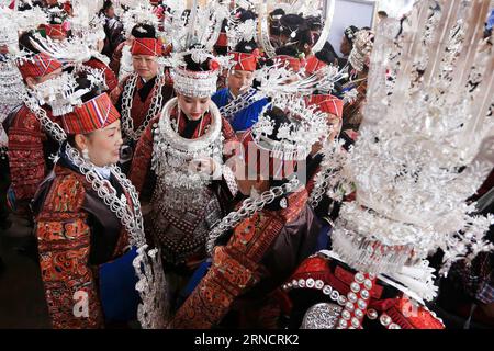 (160420) -- QIANDONGNAN, 20. April 2016 -- Mädchen der Miao-Ethnie nehmen an den Feierlichkeiten des Miao-Schwestern-Festivals im Taijinag County von Qiandongnan Miao und in der autonomen Präfektur Dong, Provinz Guizhou im Südwesten Chinas, 20. April 2016 Teil. Das Miao Sisters Festival, ein traditionelles Festival der ethnischen Gruppe der Miao, wurde 2006 als nationales immaterielles Kulturerbe aufgeführt. (Whj) CHINA-GUIZHOU-MIAO PEOPLE-SISTERS FESTIVAL (CN) wuxjibin PUBLICATIONxNOTxINxCHN Qiandongnan 20. April 2016 Mädchen der Miao Ethnic Group nehmen an den Feierlichkeiten des Miao Sisters Festivals IM TAIJINAG County von Qiand Teil Stockfoto