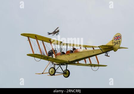 Royal Aircraft Factory B.E.2c Doppeldecker, der von dem Piloten Matthew Boddington auf der Flugschau geflogen wurde. Nachbildung eines Flugzeugs aus dem Ersten Weltkrieg, das vom Royal Flying Corps 1912 geflogen wurde Stockfoto