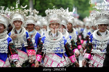 (160420) -- TAIJIANG, 20. April 2016 -- Frauen der ethnischen Gruppe Miao nehmen an einer Parade Teil, um das Miao Sisters Festival im Kreis Taijiang, der Autonomen Präfektur Miao-Dong von Qiandongnan, Provinz Guizhou im Südwesten Chinas, zu feiern, 20. April 2016. Das Miao Sisters Festival, das als der ethnische Miao-Folk-Valentinstag gilt, findet jährlich um den 15. Tag des dritten Mondmonats nach dem Mondkalender in China statt. ) (Wjq) CHINA-GUIZHOU-MIAO ETHNIC GROUP-SISTERS FESTIVAL (CN) TaoxLiang PUBLICATIONxNOTxINxCHN 160420 Taijiang 20. April 2016 Frauen der Miao Ethnic Group nehmen an einer Parade nach CE Teil Stockfoto