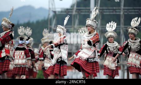 (160420) -- TAIJIANG, 20. April 2016 -- Mädchen der Miao-Volksgruppe tanzen bei der Eröffnungszeremonie des Miao-Schwestern-Festivals im Kreis Taijiang, Autonome Präfektur Qiandongnan, Provinz Guizhou im Südwesten Chinas, 20. April 2016. Das Miao Sisters Festival, das als der ethnische Miao-Folk-Valentinstag gilt, findet jährlich um den 15. Tag des dritten Mondmonats nach dem Mondkalender in China statt. ) (Wjq) CHINA-GUIZHOU-MIAO ETHNIC GROUP-SISTERS FESTIVAL (CN) TaoxLiang PUBLICATIONxNOTxINxCHN 160420 Taijiang 20. April 2016 Girls of Miao Ethnic Group Dance AT the Open Stockfoto