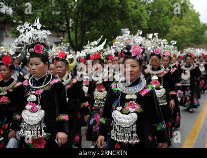 (160420) -- TAIJIANG, 20. April 2016 -- Frauen der ethnischen Gruppe Miao nehmen an einer Parade Teil, um das Miao Sisters Festival im Kreis Taijiang, der Autonomen Präfektur Miao-Dong von Qiandongnan, Provinz Guizhou im Südwesten Chinas, zu feiern, 20. April 2016. Das Miao Sisters Festival, das als der ethnische Miao-Folk-Valentinstag gilt, findet jährlich um den 15. Tag des dritten Mondmonats nach dem Mondkalender in China statt. ) (Wjq) CHINA-GUIZHOU-MIAO ETHNIC GROUP-SISTERS FESTIVAL (CN) TaoxLiang PUBLICATIONxNOTxINxCHN 160420 Taijiang 20. April 2016 Frauen der Miao Ethnic Group nehmen an einer Parade nach CE Teil Stockfoto