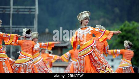 (160420) -- TAIJIANG, 20. April 2016 -- Mädchen der Miao-Volksgruppe tanzen bei der Eröffnungszeremonie des Miao-Schwestern-Festivals im Kreis Taijiang, Autonome Präfektur Qiandongnan, Provinz Guizhou im Südwesten Chinas, 20. April 2016. Das Miao Sisters Festival, das als der ethnische Miao-Folk-Valentinstag gilt, findet jährlich um den 15. Tag des dritten Mondmonats nach dem Mondkalender in China statt. ) (Wjq) CHINA-GUIZHOU-MIAO ETHNIC GROUP-SISTERS FESTIVAL (CN) TaoxLiang PUBLICATIONxNOTxINxCHN 160420 Taijiang 20. April 2016 Girls of Miao Ethnic Group Dance AT the Open Stockfoto