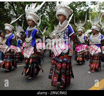 (160420) -- TAIJIANG, 20. April 2016 -- Frauen der ethnischen Gruppe Miao nehmen an einer Parade Teil, um das Miao Sisters Festival im Kreis Taijiang, der Autonomen Präfektur Miao-Dong von Qiandongnan, Provinz Guizhou im Südwesten Chinas, zu feiern, 20. April 2016. Das Miao Sisters Festival, das als der ethnische Miao-Folk-Valentinstag gilt, findet jährlich um den 15. Tag des dritten Mondmonats nach dem Mondkalender in China statt.) (Wjq) CHINA-GUIZHOU-MIAO ETHNIC GROUP-SISTERS FESTIVAL (CN) TaoxLiang PUBLICATIONxNOTxINxCHN 160420 Taijiang 20. April 2016 Frauen der Miao Ethnic Group nehmen an einer Parade in CEL Teil Stockfoto