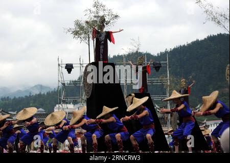 (160420) -- TAIJIANG, 20. April 2016 -- Darsteller des Miao-Volksgruppentanzes bei der Eröffnungszeremonie des Miao-Schwestern-Festivals im Kreis Taijiang, Autonome Präfektur Qiandongnan, Provinz Guizhou im Südwesten Chinas, 20. April 2016. Das Miao Sisters Festival, das als der ethnische Miao-Folk-Valentinstag gilt, findet jährlich um den 15. Tag des dritten Mondmonats nach dem Mondkalender in China statt. ) (Wjq) CHINA-GUIZHOU-MIAO ETHNIC GROUP-SISTERS FESTIVAL (CN) TaoxLiang PUBLICATIONxNOTxINxCHN 160420 Taijiang 20. April 2016 Interpreten des Miao Ethnic Group Dance A Stockfoto