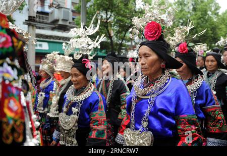 (160420) -- TAIJIANG, 20. April 2016 -- Frauen der ethnischen Gruppe Miao nehmen an einer Parade Teil, um das Miao Sisters Festival im Kreis Taijiang, der Autonomen Präfektur Miao-Dong von Qiandongnan, Provinz Guizhou im Südwesten Chinas, zu feiern, 20. April 2016. Das Miao Sisters Festival, das als der ethnische Miao-Folk-Valentinstag gilt, findet jährlich um den 15. Tag des dritten Mondmonats nach dem Mondkalender in China statt. ) (Wjq) CHINA-GUIZHOU-MIAO ETHNIC GROUP-SISTERS FESTIVAL (CN) TaoxLiang PUBLICATIONxNOTxINxCHN 160420 Taijiang 20. April 2016 Frauen der Miao Ethnic Group nehmen an einer Parade nach CE Teil Stockfoto