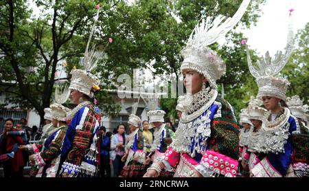 (160420) -- TAIJIANG, 20. April 2016 -- Frauen der ethnischen Gruppe Miao nehmen an einer Parade Teil, um das Miao Sisters Festival im Kreis Taijiang, der Autonomen Präfektur Miao-Dong von Qiandongnan, Provinz Guizhou im Südwesten Chinas, zu feiern, 20. April 2016. Das Miao Sisters Festival, das als der ethnische Miao-Folk-Valentinstag gilt, findet jährlich um den 15. Tag des dritten Mondmonats nach dem Mondkalender in China statt. ) (Wjq) CHINA-GUIZHOU-MIAO ETHNIC GROUP-SISTERS FESTIVAL (CN) TaoxLiang PUBLICATIONxNOTxINxCHN 160420 Taijiang 20. April 2016 Frauen der Miao Ethnic Group nehmen an einer Parade nach CE Teil Stockfoto