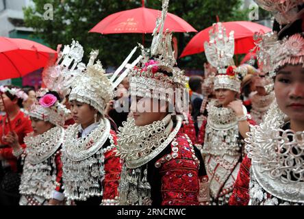 (160420) -- TAIJIANG, 20. April 2016 -- Frauen der ethnischen Gruppe Miao nehmen an einer Parade Teil, um das Miao Sisters Festival im Kreis Taijiang, der Autonomen Präfektur Miao-Dong von Qiandongnan, Provinz Guizhou im Südwesten Chinas, zu feiern, 20. April 2016. Das Miao Sisters Festival, das als der ethnische Miao-Folk-Valentinstag gilt, findet jährlich um den 15. Tag des dritten Mondmonats nach dem Mondkalender in China statt. ) (Wjq) CHINA-GUIZHOU-MIAO ETHNIC GROUP-SISTERS FESTIVAL (CN) TaoxLiang PUBLICATIONxNOTxINxCHN 160420 Taijiang 20. April 2016 Frauen der Miao Ethnic Group nehmen an einer Parade nach CE Teil Stockfoto