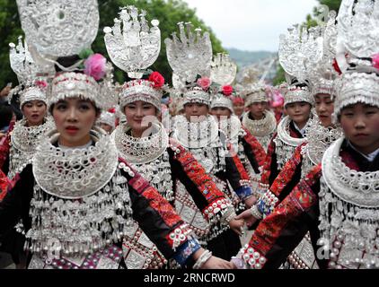 (160420) -- TAIJIANG, 20. April 2016 -- Frauen der ethnischen Gruppe Miao nehmen an einer Parade Teil, um das Miao Sisters Festival im Kreis Taijiang, der Autonomen Präfektur Miao-Dong von Qiandongnan, Provinz Guizhou im Südwesten Chinas, zu feiern, 20. April 2016. Das Miao Sisters Festival, das als der ethnische Miao-Folk-Valentinstag gilt, findet jährlich um den 15. Tag des dritten Mondmonats nach dem Mondkalender in China statt. ) (Wjq) CHINA-GUIZHOU-MIAO ETHNIC GROUP-SISTERS FESTIVAL (CN) TaoxLiang PUBLICATIONxNOTxINxCHN 160420 Taijiang 20. April 2016 Frauen der Miao Ethnic Group nehmen an einer Parade nach CE Teil Stockfoto