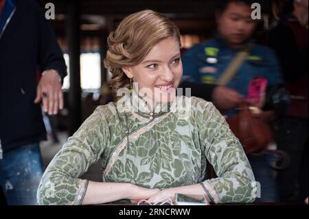 (160420) -- PEKING, 20. April 2016 -- Schauspielerin Elyse Ribbons probt bei einem Set in Red Star Over China, einer Fernsehserie in The Making in Peking, 16. April 2016. Red Star Over China ist eine chinesische Fernsehserie, die auf dem US-amerikanischen Journalisten Edgar Parks Snow basiert (17. Juli 1905-Feb. 15, 1972), der während seines China-Aufenthaltes von 1928 bis 1941 große Veränderungen in China erlebte. Edgar Snow war der erste westliche Journalist, der einen umfassenden Bericht über die Geschichte der Kommunistischen Partei Chinas nach dem langen Marsch gab und viele seiner Führer, darunter Mao Zedong, befragte. Er war am bekanntesten für seine Stockfoto