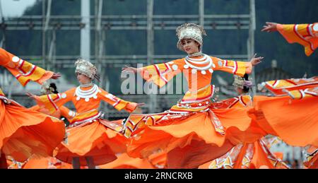 (160420) -- TAIJIANG, 20. April 2016 -- Mädchen der Miao-Volksgruppe tanzen bei der Eröffnungszeremonie des Miao-Schwestern-Festivals im Kreis Taijiang, Autonome Präfektur Qiandongnan, Provinz Guizhou im Südwesten Chinas, 20. April 2016. Das Miao Sisters Festival, das als der ethnische Miao-Folk-Valentinstag gilt, findet jährlich um den 15. Tag des dritten Mondmonats nach dem Mondkalender in China statt. ) (Wjq) CHINA-GUIZHOU-MIAO ETHNIC GROUP-SISTERS FESTIVAL (CN) TaoxLiang PUBLICATIONxNOTxINxCHN 160420 Taijiang 20. April 2016 Girls of Miao Ethnic Group Dance AT the Open Stockfoto