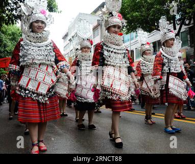 QIANDONGNAN, 20. April 2016 – Mädchen aus der Miao-Ethnie nehmen an einer Parade Teil, um das Miao Sisters Festival im Taijinag County von Qiandongnan Miao und der autonomen Präfektur Dong in der südwestchinesischen Provinz Guizhou, 20. April 2016, zu feiern. Das Miao Sisters Festival, ein traditionelles Festival der ethnischen Gruppe der Miao, wurde 2006 als nationales immaterielles Kulturerbe aufgeführt. (Whj) CHINA-GUIZHOU-MIAO PEOPLE-SISTERS FESTIVAL (CN) shixqingwei PUBLICATIONxNOTxINxCHN Qiandongnan 20. April 2016 Mädchen der Miao Ethnic Group nehmen an einer Parade Teil, um das Miao Sisters Festival IM TAIJINAG County Qi zu feiern Stockfoto