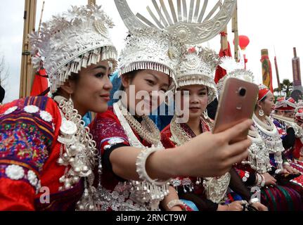 QIANDONGNAN, 20. April 2016 -- Mädchen aus der ethnischen Gruppe Miao nehmen Selfie während einer Parade, um das Miao Sisters Festival im Taijinag County von Qiandongnan Miao und der autonomen Präfektur Dong in der südwestchinesischen Provinz Guizhou, 20. April 2016, zu feiern. Das Miao Sisters Festival, ein traditionelles Festival der ethnischen Gruppe der Miao, wurde 2006 als nationales immaterielles Kulturerbe aufgeführt. (Whj) CHINA-GUIZHOU-MIAO PEOPLE-SISTERS FESTIVAL (CN) shixqingwei PUBLICATIONxNOTxINxCHN Qiandongnan 20. April 2016 Mädchen der Miao Ethnic Group nehmen Selfie während einer Parade, um das Miao Sisters Festival zu feiern Stockfoto