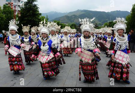 QIANDONGNAN, 20. April 2016 – Mädchen aus der Miao-Ethnie nehmen an einer Parade Teil, um das Miao Sisters Festival im Taijinag County von Qiandongnan Miao und der autonomen Präfektur Dong in der südwestchinesischen Provinz Guizhou, 20. April 2016, zu feiern. Das Miao Sisters Festival, ein traditionelles Festival der ethnischen Gruppe der Miao, wurde 2006 als nationales immaterielles Kulturerbe aufgeführt. (Whj) CHINA-GUIZHOU-MIAO PEOPLE-SISTERS FESTIVAL (CN) shixqingwei PUBLICATIONxNOTxINxCHN Qiandongnan 20. April 2016 Mädchen der Miao Ethnic Group nehmen an einer Parade Teil, um das Miao Sisters Festival IM TAIJINAG County Qi zu feiern Stockfoto