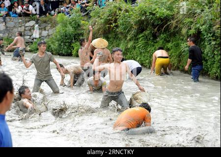 (160421) -- TAIJIANG, 21. April 2016 -- lokale Dorfbewohner konkurrieren bei einem Fischfang im Dorf Laotun im Kreis Taijiang, Miao-Dong Autonome Präfektur Qiandongnan, Provinz Guizhou im Südwesten Chinas, 21. April 2016. ) (Wjq) CHINA-GUIZHOU-MIAO ETHNISCHE GRUPPEN-FISCH-FANG-WETTBEWERB (CN) TaoxLiang PUBLICATIONxNOTxINxCHN 160421 Taijiang 21. April 2016 lokale Dorfbewohner konkurrieren bei einem Fisch-Fang-WETTBEWERB im Laotun Dorf Taijiang County Miao Dong Autonome Präfektur Qiandongnan Südwestchina Provinz S Guizhou 21. April 2016 Wjq China ethnische Gruppe Fang von Guiao Conte Stockfoto