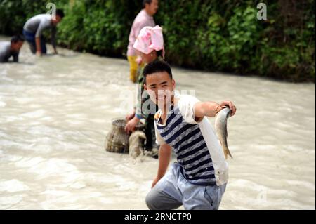 (160421) -- TAIJIANG, 21. April 2016 -- Ein Mann zeigt einen Fisch, den er bei einem Fischfangwettbewerb im Dorf Laotun im Kreis Taijiang, Miao-Dong, Autonome Präfektur Qiandongnan, Provinz Guizhou im Südwesten Chinas, am 21. April 2016 gefangen hat. ) (Wjq) CHINA-GUIZHOU-MIAO ETHNISCHE GRUPPEN-FISCHFANG-WETTBEWERB (CN) TaoxLiang PUBLICATIONxNOTxINxCHN 160421 Taijiang 21. April 2016 ein Mann zeigt einen Fisch, den er bei einem Fischfang-Wettbewerb im Dorf Laotun im Kreis Taijiang gefangen hat Miao Dong Autonome Präfektur Qiandongnan Südwestchina S Guizhou Provinz 21. April 2016 Miwjao Group Fish Catc Stockfoto