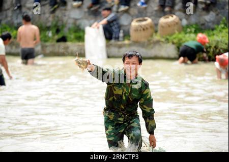 (160421) -- TAIJIANG, 21. April 2016 -- Ein Mann zeigt einen Fisch, den er bei einem Fischfangwettbewerb im Dorf Laotun im Kreis Taijiang, Miao-Dong, Autonome Präfektur Qiandongnan, Provinz Guizhou im Südwesten Chinas, am 21. April 2016 gefangen hat. ) (Wjq) CHINA-GUIZHOU-MIAO ETHNISCHE GRUPPEN-FISCHFANG-WETTBEWERB (CN) TaoxLiang PUBLICATIONxNOTxINxCHN 160421 Taijiang 21. April 2016 ein Mann zeigt einen Fisch, den er bei einem Fischfang-Wettbewerb im Dorf Laotun im Kreis Taijiang gefangen hat Miao Dong Autonome Präfektur Qiandongnan Südwestchina S Guizhou Provinz 21. April 2016 Miwjao Group Fish Catc Stockfoto