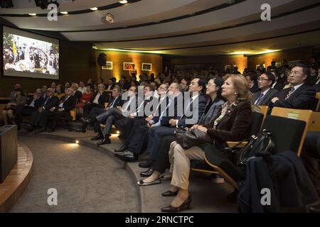 (160421) -- BUENOS AIRES, 21. April 2016 -- chinesischer Botschafter in Argentinien Yang Wanming (3. R, Front), zusammen mit dem Präsidenten der OSDE-Stiftung Tomas Sanchez de Bustamante (4. R, Front) und dem Präsidenten des argentinischen Rates für internationale Beziehungen (CARI, für sein Akronym auf Spanisch) Adalberto Rodriguez Giavarini (5. R, Front) nimmt an der Zeremonie zu Ehren der chinesischen Gemeinschaft in Argentinien in Buenos Aires, der Hauptstadt Argentiniens, am 20. April 2016 Teil. CARI und die OSDE Foundation würdigten am Mittwoch die chinesische Gemeinde im Countr Stockfoto