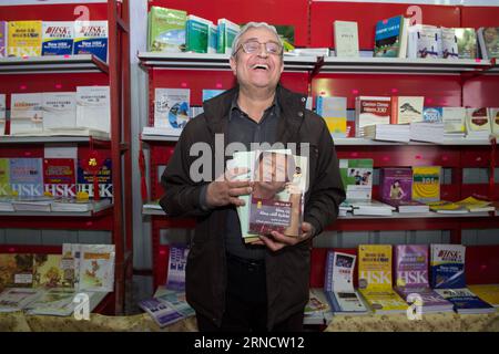 Ein ägyptischer Mann, dessen chinesischer Name ein Zeding ist, zeigt seine Lieblingsbücher auf der Cairo International Book Fair in Kairo, Ägypten, am 28. Januar 2016. In einem China-Ägypten-Freundschaftsverein liest eine Zeding gerne verschiedene Bücher über China, insbesondere über Literatur, Kultur, Geschichte und spricht Chinesisch. Der 21. World Book and Copyright Day findet am Samstag statt. Ein Buch ist eine Verbindung zwischen Vergangenheit und Zukunft. Es ist eine Brücke zwischen Generationen und Kulturen. Es ist eine Kraft für die Schaffung und den Austausch von Weisheit und Wissen. Erklärte die Generaldirektorin der UNESCO Irina Bokova. Nach f Stockfoto