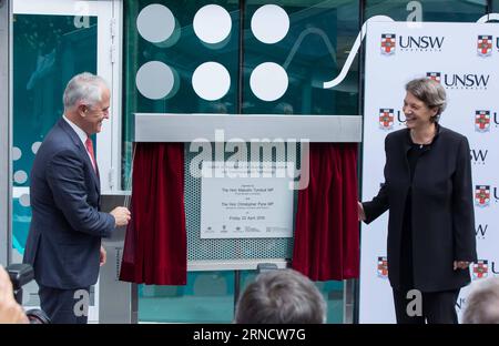 (160422) -- SYDNEY, 22. April 2016 -- der australische Premierminister Malcolm Turnbull (L) und die Direktorin des Australian Research Council (ARC) Center of Excellence for Quantum Computation and Communication Technology, Michelle Simmons, stellten am 22. April 2016 das neue Labor für Quantenverarbeitung an der University of New South Wales (UNSW) in Sydney, Australien, vor. Australien behauptete, dass sie das internationale Rennen im Hinblick auf das Verständnis von Quantencomputer führen, nachdem Premierminister Malcolm Turnbull eine neue Forschungseinrichtung bereist hatte. Die UNSW stellte am Freitag ihren neuen Quantencomputer-Laborkomplex vor, der sich verdoppelt Stockfoto