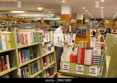 (160422) -- SYDNEY, 22. April 2016 -- Foto aufgenommen am 22. April 2016 zeigt einen Mann, der Bücher in einem Buchladen liest, während der Weltbuch- und Urheberrechtstag am 23. April im Zentrum von Sydney, Australien, eintrifft. )(zhf) AUSTRALIA-SYDNEY-WORLD BUCH UND COPYRIGHT DAY-BOOKSTORE ZhuxHongye PUBLICATIONxNOTxINxCHN 160422 Sydney 22. April 2016 Foto aufgenommen AM 22. April 2016 zeigt einen Mann, der Bücher in einem Bookstore liest, da der World Book and Copyright Day AM 23. April in Central Sydney Australien eintreffen wird Tagesbuchhandlung ZhuxHongye PUBLICATIONxNOTxINxCHN Stockfoto