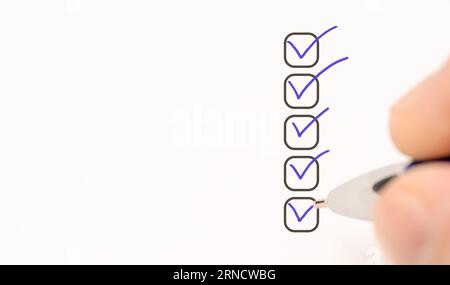 Fünf Kontrollkästchen. Markierung auf Checkliste. Hand mit einem Häkchen auf der Checkliste. Abgeschlossene Aufgaben sind in der Aufgabenliste deaktiviert. Geschäftsmann ch Stockfoto