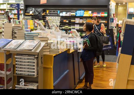 (160422) -- SYDNEY, 22. April 2016 -- Foto aufgenommen am 22. April 2016 zeigt eine Frau, die Bücher in einem Buchladen liest, während der Weltbuch- und Urheberrechtstag am 23. April im Zentrum von Sydney, Australien, eintrifft. )(zhf) AUSTRALIA-SYDNEY-WORLD BUCH UND COPYRIGHT DAY-BOOKSTORE ZhuxHongye PUBLICATIONxNOTxINxCHN 160422 Sydney 22. April 2016 Foto aufgenommen AM 22. April 2016 zeigt eine Frau, die Bücher in einem Bookstore liest, da der World Book and Copyright Day AM 23. April in Central Sydney Australien eintreffen wird Tagesbuchhandlung ZhuxHongye PUBLICATIONxNOTxINxCHN Stockfoto