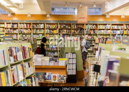 (160422) -- SYDNEY, 22. April 2016 -- Foto aufgenommen am 22. April 2016 zeigt Menschen in einem Buchladen, wie der Weltbuch- und Urheberrechtstag am 23. April im Zentrum von Sydney, Australien, eintrifft. )(zhf) AUSTRALIA-SYDNEY-WORLD BUCH- UND URHEBERRECHTSTAG-BUCHHANDLUNG ZhuxHongye PUBLICATIONxNOTxINxCHN 160422 Sydney 22. April 2016 Foto aufgenommen AM 22. April 2016 zeigt Prominente in einem Buchladen, da der Weltbuch- und Urheberrechtstag AM 23. April in Central Sydney Australien eintreffen wird PUBLICATIONxNOTxINxCHN Stockfoto