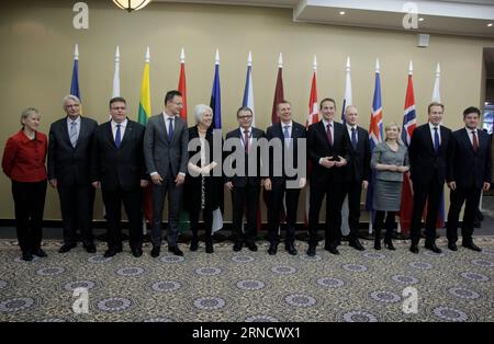 (Von L nach R) Schwedische Außenministerin Margot Wallstrom, polnischer Außenminister Witold Waszczykowski, litauischer Außenminister Linas Linkevicius, ungarischer Außenminister Peter Szijjarto, Estlands Außenminister Marina Kaljurand, tschechischer Außenminister Lubomir Zaoralek, lettischer Außenminister Edgars Rinkevics, dänischer Außenminister Kristian Jensen, der finnische Außenminister Samuli Virtanen, die Inselaußenministerin Lilja Alfredsdottir, der norwegische Außenminister Borge Brende und der slowakische Außenminister Miroslav Lajcak posieren für das Familienfoto während der Stockfoto