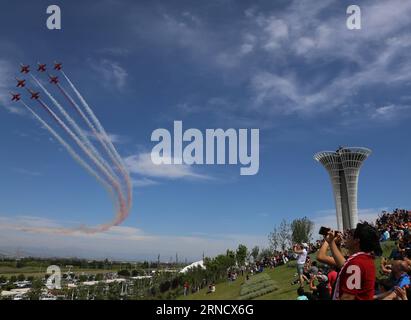 Kunstflug-Demonstrationsteam der türkischen Luftwaffe am ersten Tag der Expo 2016 in Antalya, Türkei, 23. April 2016. Die Expo 2016 Antalya öffnet am 23. April, dem Kindertag der Türkei, und endet am 30. Oktober. Insgesamt 53 Länder werden an der internationalen Gartenbauausstellung teilnehmen, auch bekannt als World Botanical Expo, deren Thema in diesem Jahr Blumen und Kinder ist. Bis zu acht Millionen Besucher werden die sechsmonatige Veranstaltung besuchen. ) (Yxb) TURKEY-ANTALYA-BOTANICAL EXPO ZouxLe PUBLICATIONxNOTxINxCHN Aerobatic Demonstration Team of the Turki Stockfoto