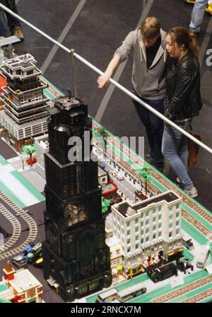 Besucher besuchen die LEGO-Ausstellung in Vancouver, Kanada, am 23. April 2016. Über 250 LEGO-Experten aus aller Welt nahmen an der ersten LEGO-Ausstellung in Vancouver Teil. Die Ausstellung präsentierte in zwei Tagen mehr als 1.000 neue Kreationen und zog über 5.000 LEGO-Fans an. ) KANADA-VANCOUVER-LEGO-AUSSTELLUNG Liangxsen PUBLICATIONxNOTxINxCHN Prominente besuchen die Lego-AUSSTELLUNG in Vancouver Kanada 23. April 2016 über 250 Lego-Experten aus aller Welt nahmen an der ersten Lego Exhibition Hero in Vancouver Teil die Ausstellung präsentierte in zwei Tagen und mehr als 1 000 neue Kreationen Stockfoto