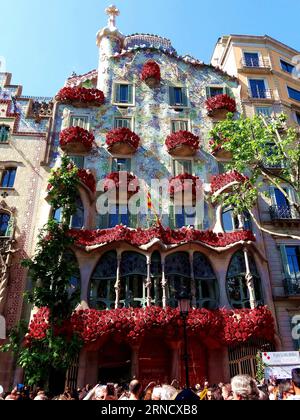 Das Casa Batllo, ein berühmtes Gebäude im spanischen Barcelona, das vom modernistischen Architekten Antoni Gaudi entworfen wurde, ist am 23. April 2016 auf den Balkonen in Barcelona, Spanien, mit Rosen verziert. Die Balkone der Casa Batllo waren am Samstag voller Rosen, um den Tag von Sant Jordi, dem Schutzpatron Kataloniens, zu feiern. Sant Jordi fällt mit dem Internationalen Buchtag zusammen und in diesem Jahr ist es der 400. Todestag von drei großen Schriftstellern der Weltliteratur, Spaniens Miguel de Cervantes, Großbritanniens William Shakespeare und Chinas Tang Xianzu. In Katalonien wird der 23. April wegen des le mit Rosen und Büchern in Verbindung gebracht Stockfoto