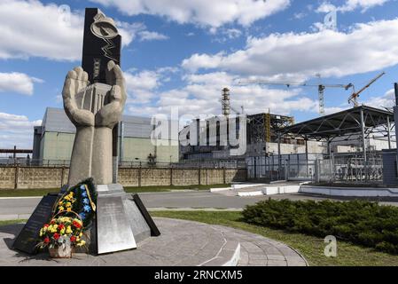 Tschernobyl - 30 Jahre nach dem Reaktorunglück TSCHERNOBYL, 19. April 2016 -- Foto aufgenommen am 19. April 2016 zeigt eine Skulptur auf einem Platz vor dem Reaktor Nr. 4 des Kernkraftwerks Tschernobyl, Ukraine. Tschernobyl, ein Ort voller schrecklicher Erinnerungen in der Nordukraine, in der Nähe von Belarus, ist jetzt für Touristen zugänglich, fast 30 Jahre nach der Explosion eines Kernkraftwerks dort. Es war der schlimmste nukleare Unfall in der Geschichte der Menschheit. Ein großer Landstrich um die Anlage herum wurde als verbotene Zone ausgewiesen und einfachen Menschen wurde nach der Katastrophe das Betreten völlig untersagt Stockfoto