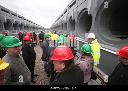 (160424) -- TSCHERNOBYL, 24. April 2016 -- am 22. April 2016 besuchen Menschen die Atommüllbehandlungsanlage im Kernkraftwerk Tschernobyl in der Ukraine. Tschernobyl, ein Ort voller schrecklicher Erinnerungen in der Nordukraine, in der Nähe von Belarus, ist jetzt für Touristen zugänglich, fast 30 Jahre nach der Explosion eines Kernkraftwerks dort. Es war der schlimmste nukleare Unfall in der Geschichte der Menschheit. Ein großer Landstrich um das Werk herum wurde als verbotene Zone ausgewiesen, und gewöhnliche Menschen durften nach der Katastrophe am 26. April 1986 nicht betreten. Der Unfall hat mehr ausgelöst Stockfoto