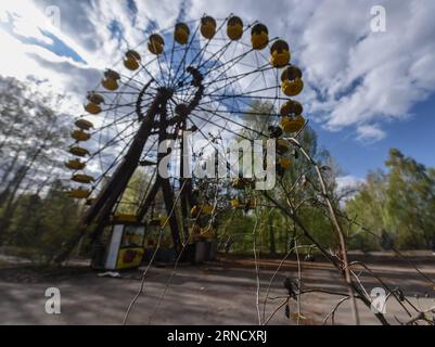 Tschernobyl - 30 Jahre nach dem Reaktorunglück TSCHERNOBYL, 19. April 2016 -- Foto aufgenommen am 19. April 2016 zeigt einen verlassenen Vergnügungspark in Pripyat in der Nähe von Tschernobyl, Ukraine. Tschernobyl, ein Ort voller schrecklicher Erinnerungen in der Nordukraine, in der Nähe von Belarus, ist jetzt für Touristen zugänglich, fast 30 Jahre nach der Explosion eines Kernkraftwerks dort. Es war der schlimmste nukleare Unfall in der Geschichte der Menschheit. Ein großer Landstrich um das Werk herum wurde als verbotene Zone ausgewiesen, und gewöhnliche Menschen durften nach der Katastrophe am 26. April 1986 nicht betreten. Die Stockfoto