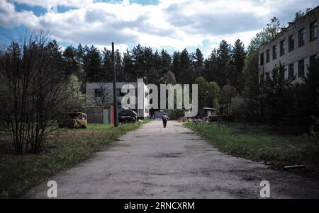 Tschernobyl - 30 Jahre nach dem Reaktorunglück TSCHERNOBYL, 19. April 2016 -- Ein Sicherheitsbeamter geht am 19. April 2016 in einer verlassenen Stadt in der Nähe des Kernkraftwerks Tschernobyl in der Ukraine spazieren. Tschernobyl, ein Ort voller schrecklicher Erinnerungen in der Nordukraine, in der Nähe von Belarus, ist jetzt für Touristen zugänglich, fast 30 Jahre nach der Explosion eines Kernkraftwerks dort. Es war der schlimmste nukleare Unfall in der Geschichte der Menschheit. Ein großer Landstrich um das Werk herum wurde als verbotene Zone ausgewiesen, und gewöhnliche Menschen durften nach der Katastrophe am 26. April 198 nicht betreten Stockfoto