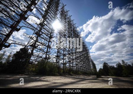 Tschernobyl - 30 Jahre nach dem Reaktorunglück TSCHERNOBYL, 19. April 2016 -- Foto aufgenommen am 19. April 2016 zeigt eine verlassene Radarstation in der Nähe des Kernkraftwerks Tschernobyl in der Ukraine. Tschernobyl, ein Ort voller schrecklicher Erinnerungen in der Nordukraine, in der Nähe von Belarus, ist jetzt für Touristen zugänglich, fast 30 Jahre nach der Explosion eines Kernkraftwerks dort. Es war der schlimmste nukleare Unfall in der Geschichte der Menschheit. Ein großer Landstrich um das Werk herum wurde als verbotene Zone ausgewiesen, und gewöhnliche Menschen durften nach der Katastrophe am 26. April 198 nicht betreten Stockfoto