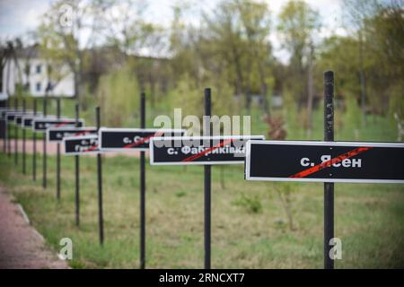 Tschernobyl - 30 Jahre nach dem Reaktorunglück TSCHERNOBYL, 19. April 2016 -- Foto aufgenommen am 19. April 2016 zeigt Gedenktafeln, die die Dörfer darstellen, die aufgrund der Reaktorunglück in Tschernobyl, Ukraine, verlassen wurden. Tschernobyl, ein Ort voller schrecklicher Erinnerungen in der Nordukraine, in der Nähe von Belarus, ist jetzt für Touristen zugänglich, fast 30 Jahre nach der Explosion eines Kernkraftwerks dort. Es war der schlimmste nukleare Unfall in der Geschichte der Menschheit. Ein großer Landstrich um die Anlage herum wurde als verbotene Zone ausgewiesen und einfachen Menschen wurde die hno völlig untersagt Stockfoto