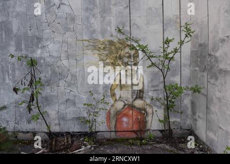 Tschernobyl - 30 Jahre nach dem Reaktorunglück TSCHERNOBYL, 19. April 2016 -- Foto aufgenommen am 19. April 2016 zeigt ein Gemälde an der Wand in Pripyat bei Tschernobyl, Ukraine. Tschernobyl, ein Ort voller schrecklicher Erinnerungen in der Nordukraine, in der Nähe von Belarus, ist jetzt für Touristen zugänglich, fast 30 Jahre nach der Explosion eines Kernkraftwerks dort. Es war der schlimmste nukleare Unfall in der Geschichte der Menschheit. Ein großer Landstrich um das Werk herum wurde als verbotene Zone ausgewiesen, und gewöhnliche Menschen durften nach der Katastrophe am 26. April 1986 nicht betreten. Die gemäß Stockfoto