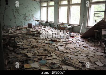 TSCHERNOBYL, 19. April 2016 -- Foto vom 19. April 2016 zeigt eine verlassene Schule in Pripyat in der Nähe von Tschernobyl, Ukraine. Tschernobyl, ein Ort voller schrecklicher Erinnerungen in der Nordukraine, in der Nähe von Belarus, ist jetzt für Touristen zugänglich, fast 30 Jahre nach der Explosion eines Kernkraftwerks dort. Es war der schlimmste nukleare Unfall in der Geschichte der Menschheit. Ein großer Landstrich um das Werk herum wurde als verbotene Zone ausgewiesen, und gewöhnliche Menschen durften nach der Katastrophe am 26. April 1986 nicht betreten. Bei dem Unfall wurden mehr als 8 Tonnen radioaktive Leckagen freigesetzt Stockfoto