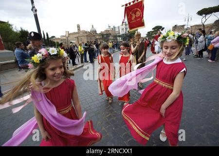 Italien: Parade zum Jahrestag der Gründung der Stadt Rom (160424) -- ROM, 24. April 2016 -- Darsteller nehmen an der Parade im Forum Romanum in Rom, Hauptstadt Italiens, am 24. April 2016 Teil. Die Stadt Rom wurde am 2769. Donnerstag nach ihrer legendären Gründung durch Romulus 753 v. Chr. gegründet. Die Menschen feiern die Geburt Roms mit Paraden in Kostümen, die die Taten des großen antiken Römischen Reiches nachstellen, entlang der antiken römischen Ruinen des Kolosseums, Circus Maximus, Forum Romanum und Venedigs Platz. ) ITALIEN-ROM-STIFTUNG-2769 Jahre JinxYu PUBLICATIONxNOTxINxCHN Italien Parade zum Jubiläum der Stockfoto