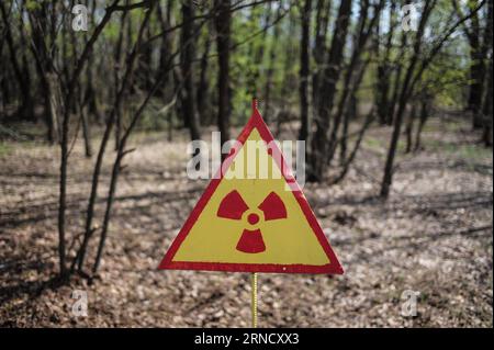 Tschernobyl - 30 Jahre nach dem Reaktorunglück TSCHERNOBYL, 19. April 2016 -- Foto aufgenommen am 19. April 2016 zeigt ein Warnschild im Wald in der Nähe von Tschernobyl, Ukraine. Tschernobyl, ein Ort voller schrecklicher Erinnerungen in der Nordukraine, in der Nähe von Belarus, ist jetzt für Touristen zugänglich, fast 30 Jahre nach der Explosion eines Kernkraftwerks dort. Es war der schlimmste nukleare Unfall in der Geschichte der Menschheit. Ein großer Landstrich um das Werk herum wurde als verbotene Zone ausgewiesen, und gewöhnliche Menschen durften nach der Katastrophe am 26. April 1986 nicht betreten. Der Unfall rele Stockfoto