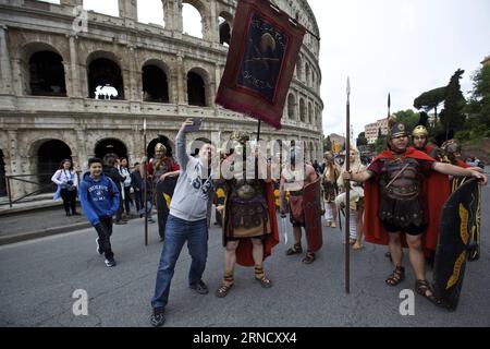 Italien: Parade zum Jahrestag der Gründung der Stadt Rom (160424) -- ROM, 24. April 2016 -- Darsteller nehmen an der Parade im Kolosseum in Rom, der Hauptstadt Italiens, am 24. April 2016 Teil. Die Stadt Rom wurde am 2769. Donnerstag nach ihrer legendären Gründung durch Romulus 753 v. Chr. gegründet. Die Menschen feiern die Geburt Roms mit Paraden in Kostümen, die die Taten des großen antiken Römischen Reiches nachstellen, entlang der antiken römischen Ruinen des Kolosseums, Circus Maximus, Forum Romanum und Venedigs Platz. ) ITALIEN-ROM-STIFTUNG-2769 Jahre JinxYu PUBLICATIONxNOTxINxCHN Italien Parade zum Jubiläum der es Stockfoto