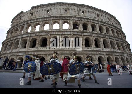 Italien: Parade zum Jahrestag der Gründung der Stadt Rom (160424) -- ROM, 24. April 2016 -- Darsteller nehmen an der Parade im Kolosseum in Rom, der Hauptstadt Italiens, am 24. April 2016 Teil. Die Stadt Rom wurde am 2769. Donnerstag nach ihrer legendären Gründung durch Romulus 753 v. Chr. gegründet. Die Menschen feiern die Geburt Roms mit Paraden in Kostümen, die die Taten des großen antiken Römischen Reiches nachstellen, entlang der antiken römischen Ruinen des Kolosseums, Circus Maximus, Forum Romanum und Venedigs Platz. ) ITALIEN-ROM-STIFTUNG-2769 Jahre JinxYu PUBLICATIONxNOTxINxCHN Italien Parade zum Jubiläum der es Stockfoto