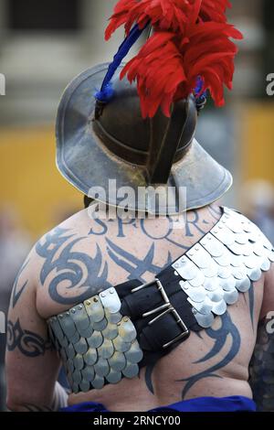 Italien: Parade zum Jahrestag der Gründung der Stadt Rom (160424) -- ROM, 24. April 2016 -- Eine Darstellerin nimmt an der Parade in Rom, der Hauptstadt Italiens, am 24. April 2016 Teil. Die Stadt Rom wurde am 2769. Donnerstag nach ihrer legendären Gründung durch Romulus 753 v. Chr. gegründet. Die Menschen feiern die Geburt Roms mit Paraden in Kostümen, die die Taten des großen antiken Römischen Reiches nachstellen, entlang der antiken römischen Ruinen des Kolosseums, Circus Maximus, Forum Romanum und Venedigs Platz. ) ITALIEN-ROM-STIFTUNG-2769. JAHRESTAG JinxYu PUBLICATIONxNOTxINxCHN Italien Parade zum Jahrestag der Gründung des C Stockfoto