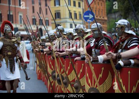 Italien: Parade zum Jahrestag der Gründung der Stadt Rom (160424) -- ROM, 24. April 2016 -- Darsteller nehmen an der Parade in Rom, der Hauptstadt Italiens, am 24. April 2016 Teil. Die Stadt Rom wurde am 2769. Donnerstag nach ihrer legendären Gründung durch Romulus 753 v. Chr. gegründet. Die Menschen feiern die Geburt Roms mit Paraden in Kostümen, die die Taten des großen antiken Römischen Reiches nachstellen, entlang der antiken römischen Ruinen des Kolosseums, Circus Maximus, Forum Romanum und Venedigs Platz. ) ITALIEN-ROM-STIFTUNG-2769. JAHRESTAG JinxYu PUBLICATIONxNOTxINxCHN Italien Parade zum Jahrestag der Gründung des CIT Stockfoto