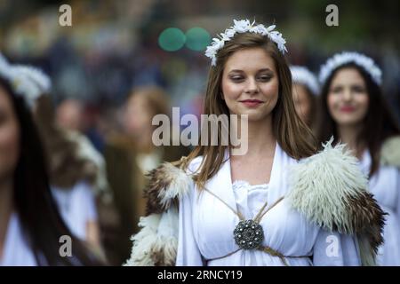 Italien: Parade zum Jahrestag der Gründung der Stadt Rom (160424) -- ROM, 24. April 2016 -- Eine Darstellerin nimmt an der Parade im Kolosseum in Rom, der Hauptstadt Italiens, am 24. April 2016 Teil. Die Stadt Rom wurde am 2769. Donnerstag nach ihrer legendären Gründung durch Romulus 753 v. Chr. gegründet. Die Menschen feiern die Geburt Roms mit Paraden in Kostümen, die die Taten des großen antiken Römischen Reiches nachstellen, entlang der antiken römischen Ruinen des Kolosseums, Circus Maximus, Forum Romanum und Venedigs Platz. ) ITALIEN-ROM-STIFTUNG-2769 Jahre JinxYu PUBLICATIONxNOTxINxCHN Italien Parade zum Jubiläum der Stockfoto