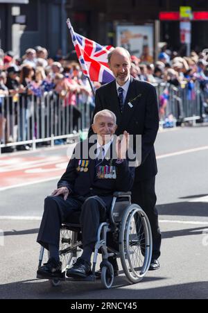 Bilder des Tages (160425) -- SYDNEY, 25. April 2016 -- Ein Veteran winkt der Menge während der ANZAC Day Parade in Sydney, Australien, am 25. April 2016 die Hand. Der ANZAC Day ist ein nationaler Gedenktag in Australien und Neuseeland, der ursprünglich zu Ehren der Mitglieder des Australian and New Zealand Army Corps (ANZAC) entstand, die während des Ersten Weltkriegs in Gallipoli kämpften, nun aber mehr, um all jenen zu gedenken, die in militärischen Operationen für gedient und gestorben sind Ihre Länder. ) AUSTRALIEN-SYDNEY-ANZAC TAGESPARADE ZhuxHongye PUBLICATIONxNOTxINxCHN stellt den Tag 160425 Sydney April 25 2016 vor ein Veteran winkt seine Hand Stockfoto