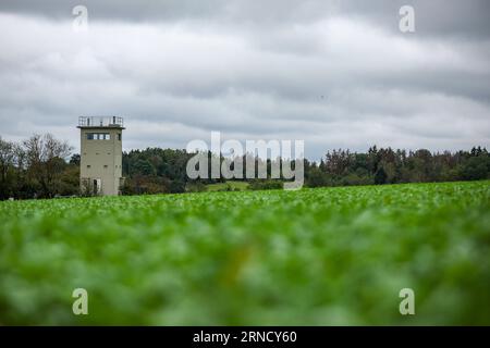 01. September 2023, Sachsen, Heinersgrün: Der neu renovierte Grenzturm Heinersgrün im Vogtland, einst Teil des Todesstreifens an der innerdeutschen Grenze. Der steinerne Zeuge des DDR-Grenzregimes wird künftig als Zweigstelle des Deutsch-Deutschen Museums Mödlareuth dienen und für Besucher zu Führungen geöffnet sein. Der Turm war 1978 als sogenannter Leitpfosten in Betrieb genommen worden. Es ist eines der letzten Relikte der DDR-Grenzsicherung zwischen Sachsen und Bayern. Foto: Jan Woitas/dpa Stockfoto